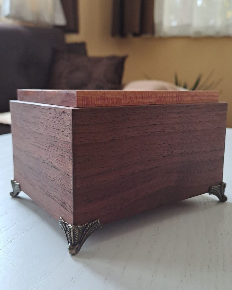 Box plum feet